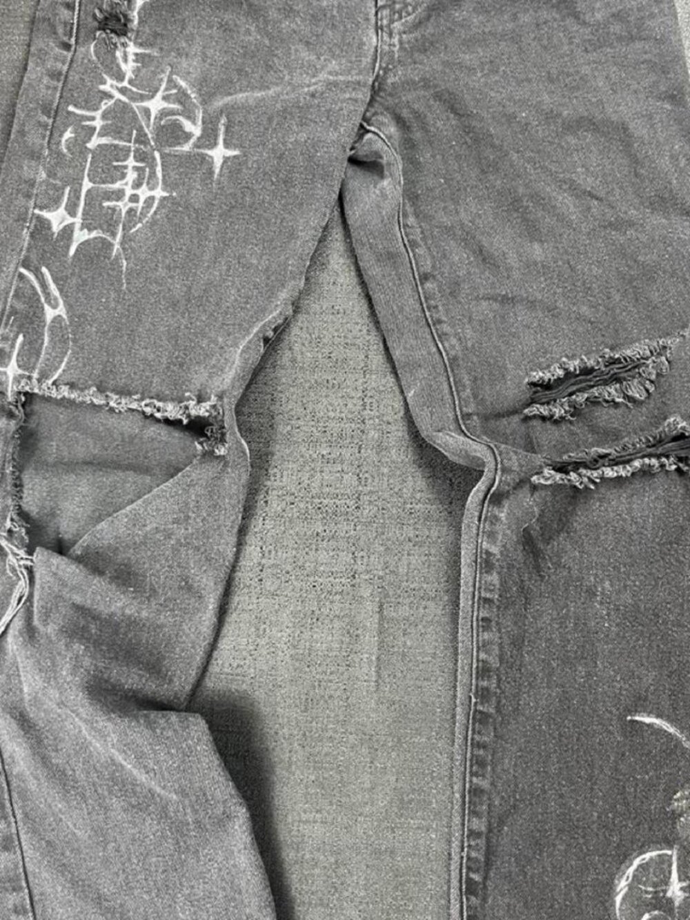 Baggy Cybersiglism S.O.N.G. 90s boyfriend jeans with white graffiti-style graphi